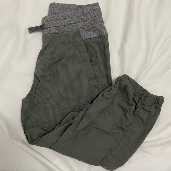 Ivivva Cropped Grey Joggers - Size 14 kids - Picture 2 of 6